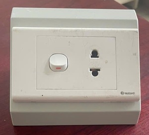 ảnh thực tế ổ điện đôi bàn thí nghiệm